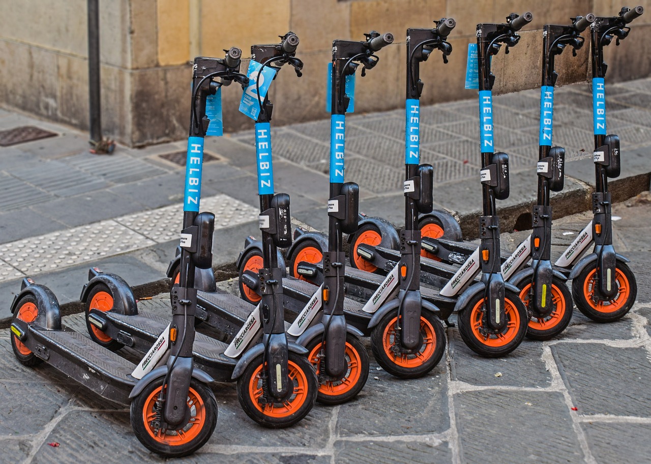 Felrobbant egy elektromos roller, kilenc tűzoltó oltotta a lakástüzet
