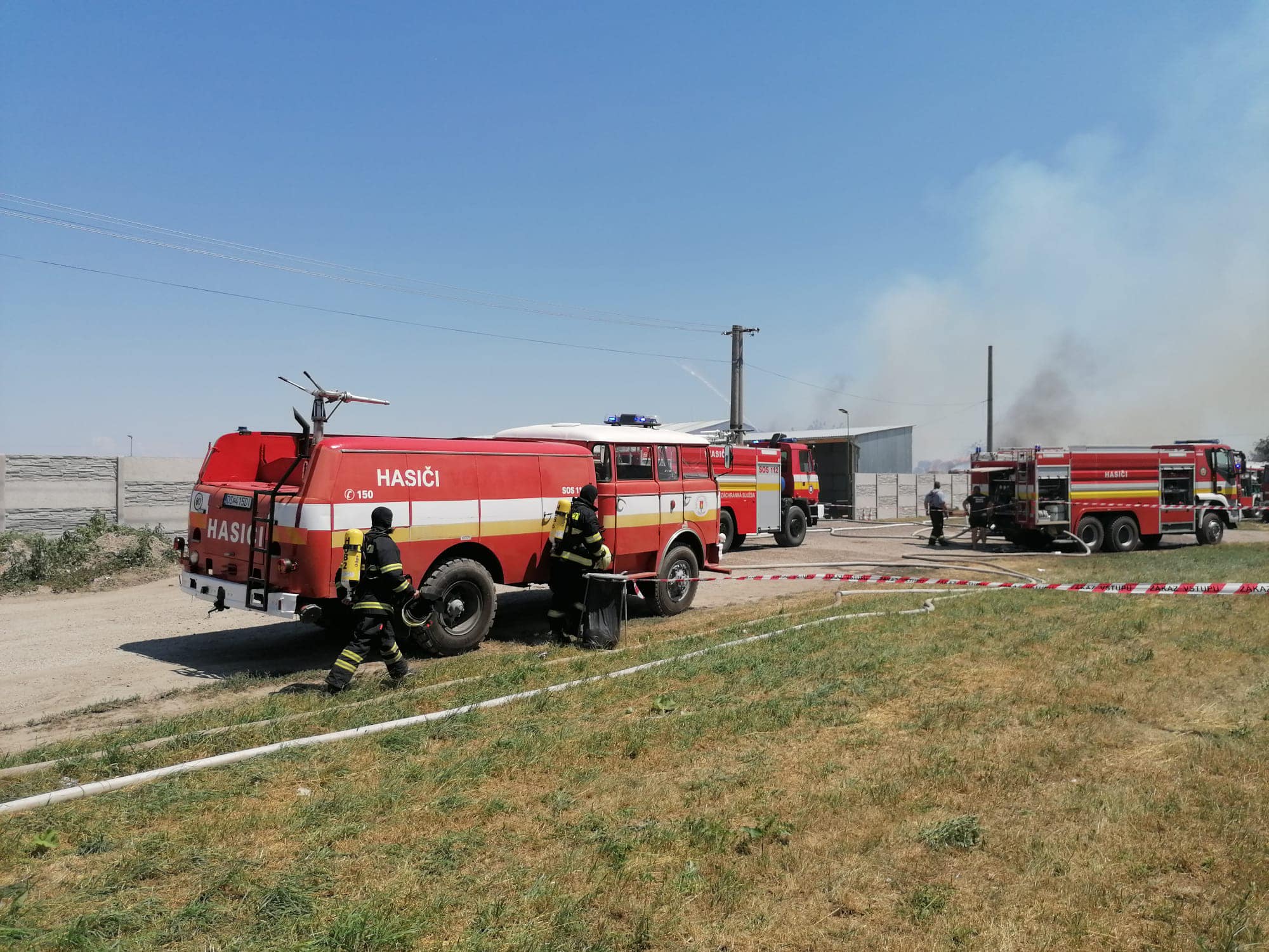 Megsérült egy tűzoltó az egyházkarcsai tűz oltása során