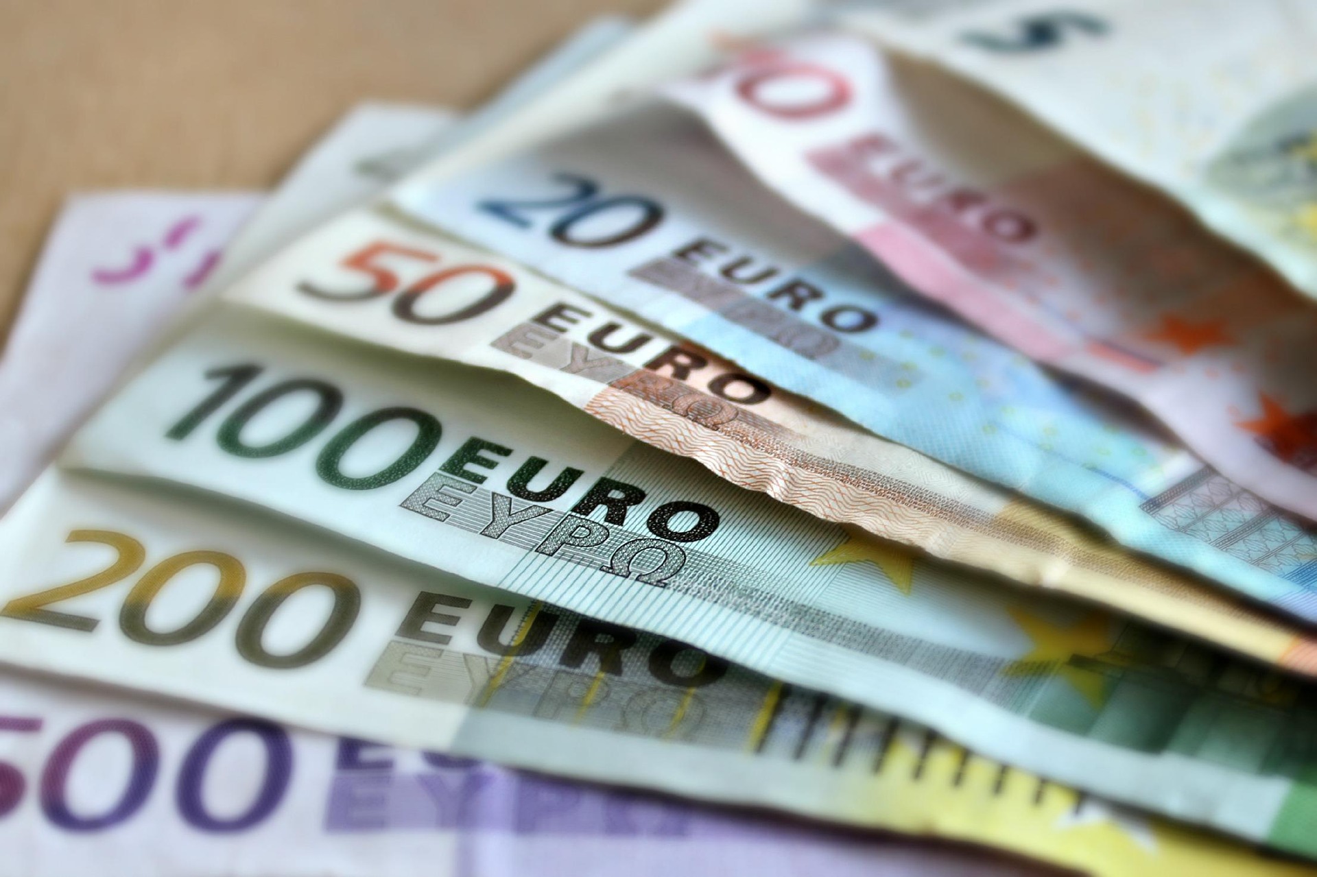 Egy csaló több ezer eurót csalt ki egy nyugdíjastól