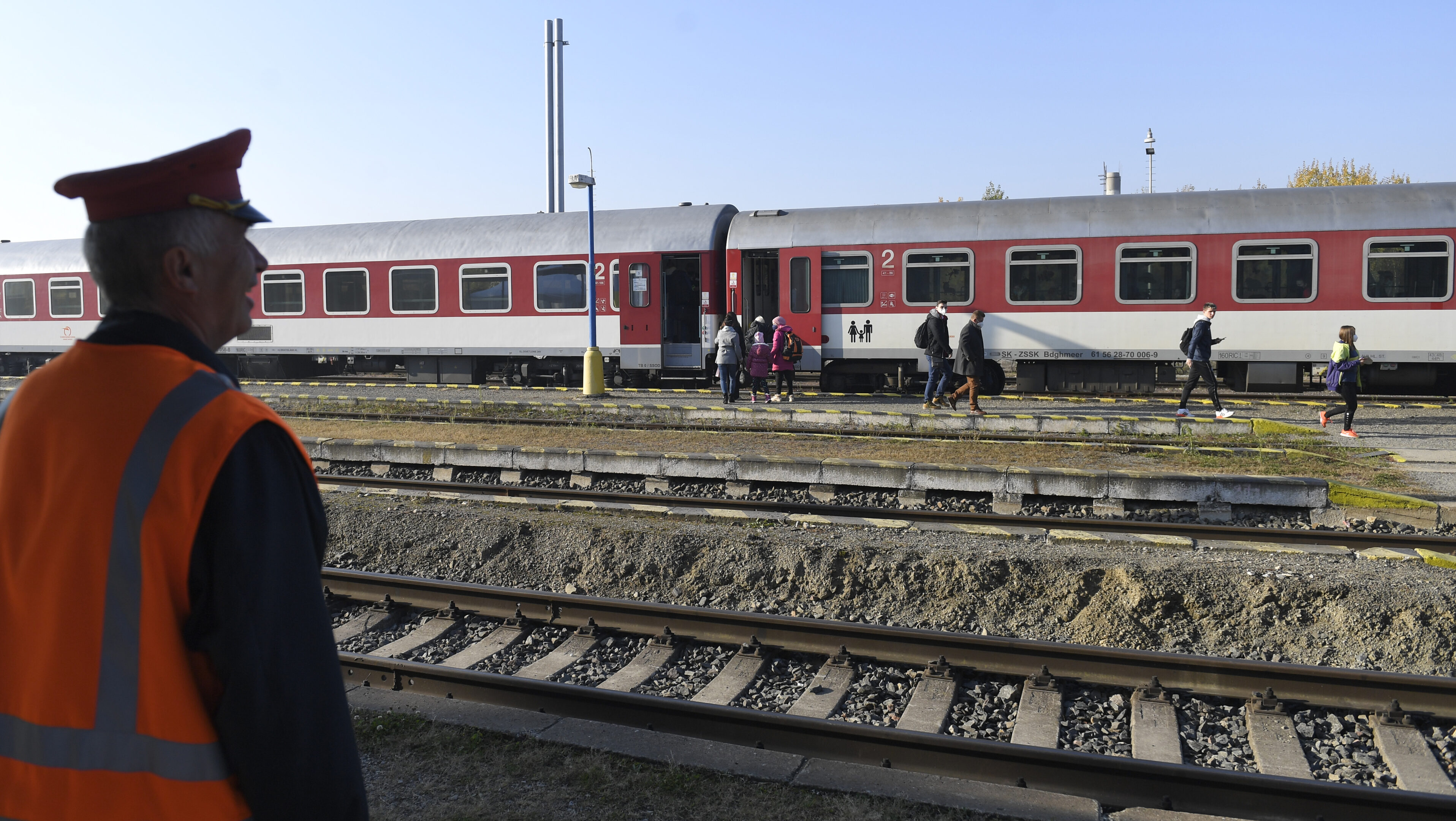 Hétfőtől közel két hétre lezárták a nagyidai vasúti átjárót