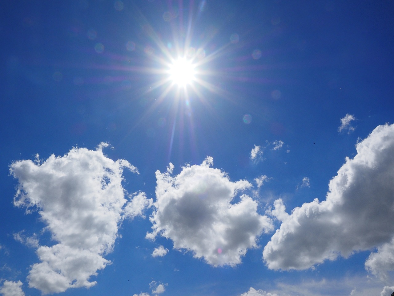 Hőségriadó lép életbe kora délután, 35 Celsius-fokos meleg várható