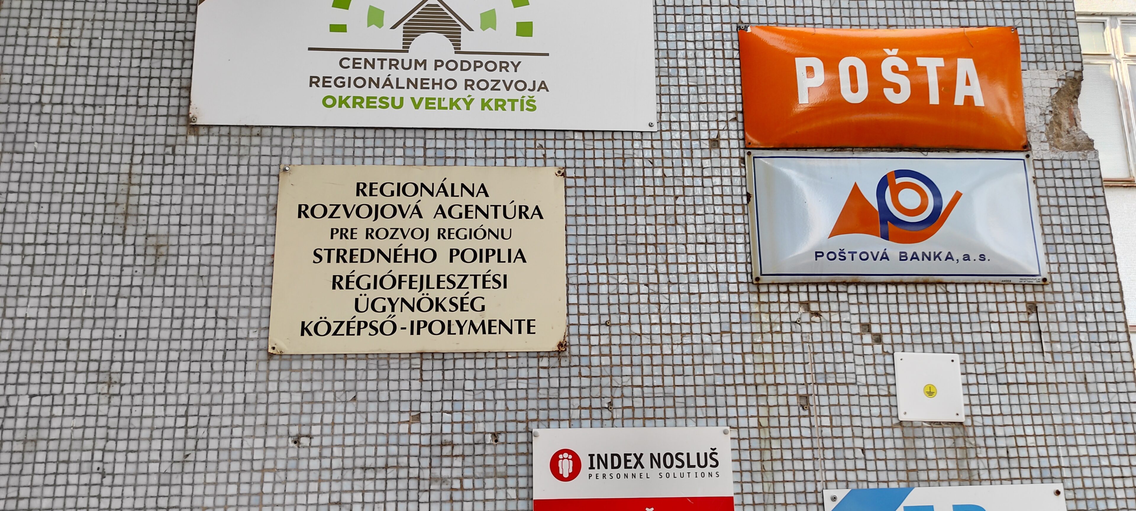 A Nagykürtösi járás székhelyén csak két magyar felirat árválkodik