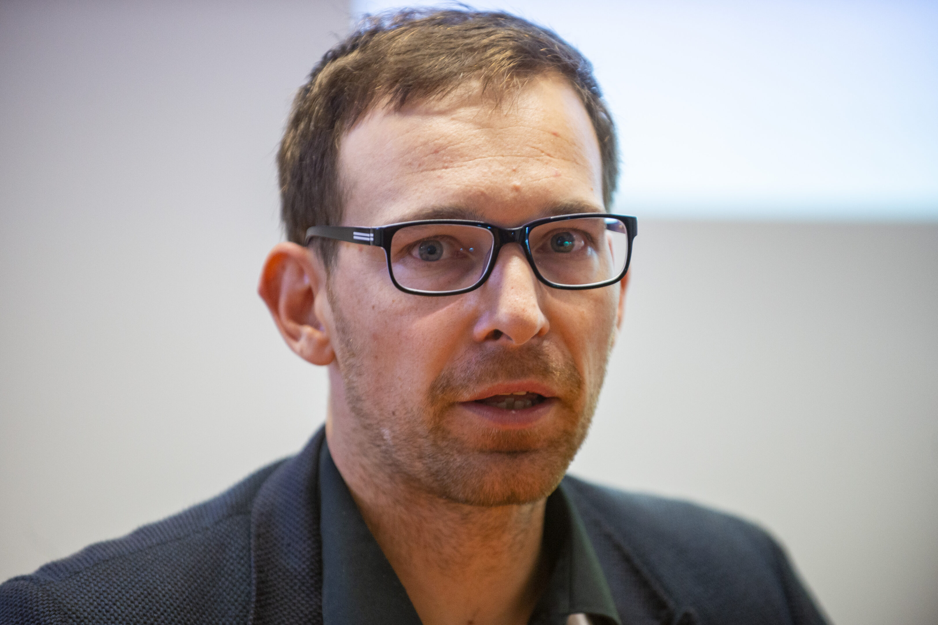 INESS: A konfliktus és a kapituláció közül választhat a kormány