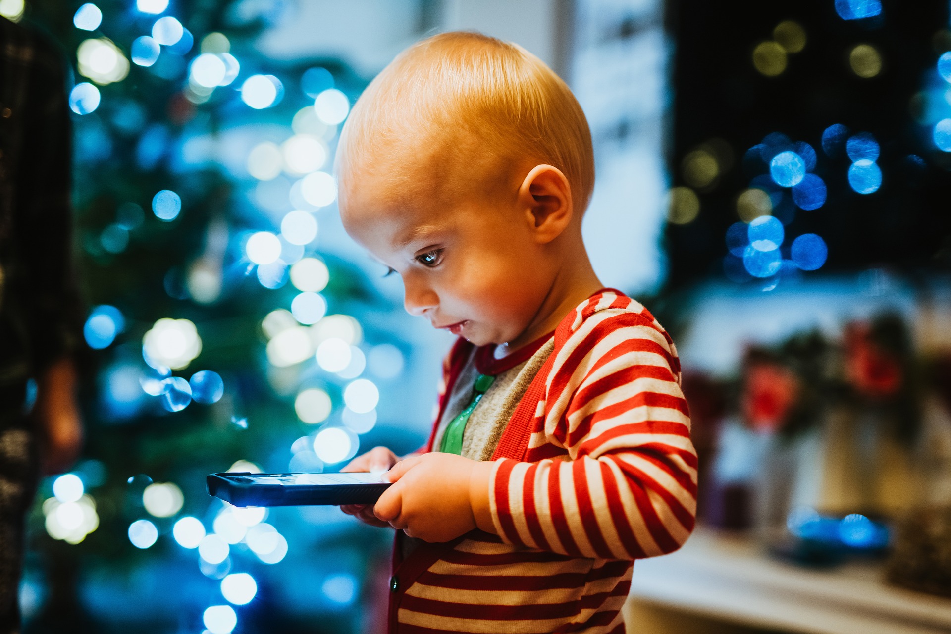 Az oktatási tárca szorgalmazza, hogy adják le a telefonjukat az iskolások
