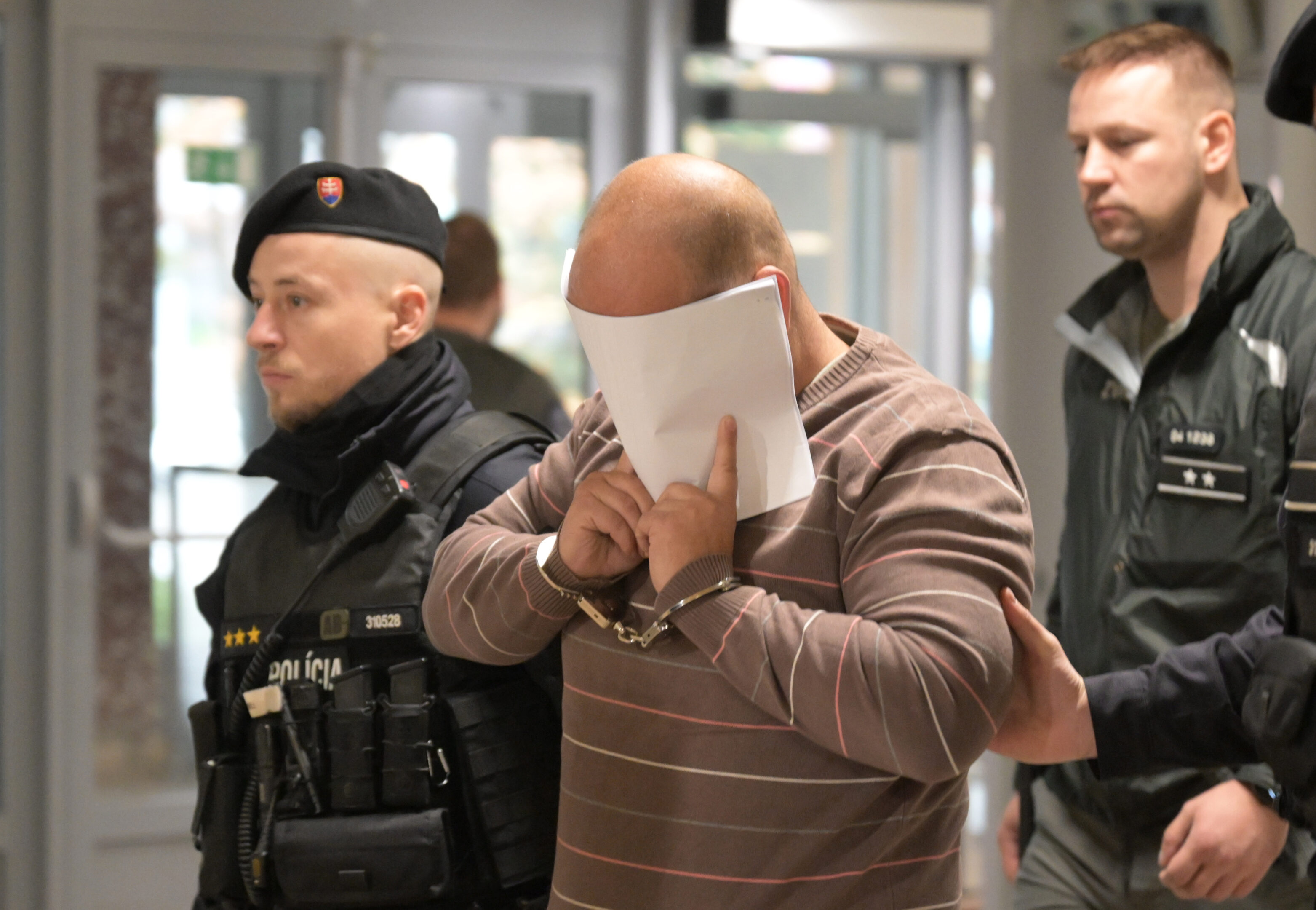 RÖVIDHÍR: Előzetes letartóztatásban marad a kassai rendőr