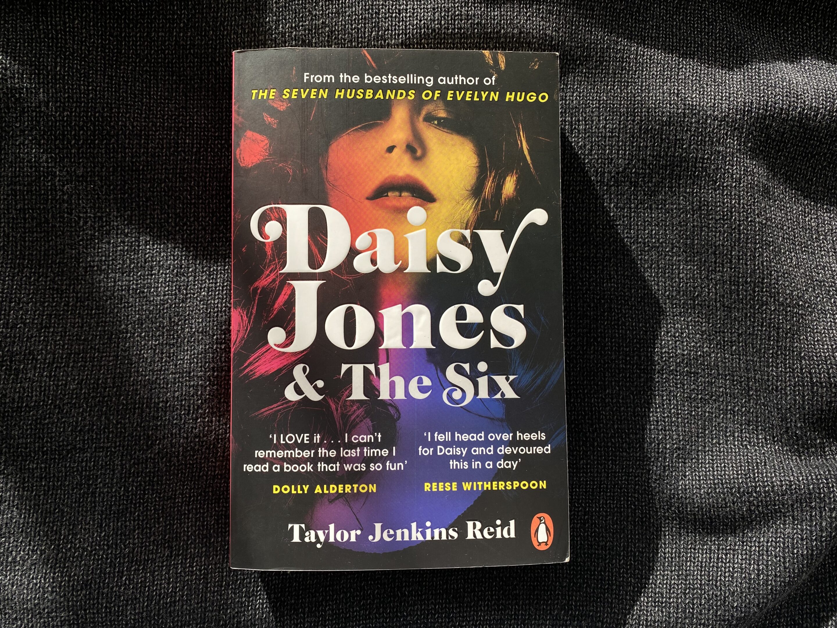 Egy felejthetetlen (kitalált) banda története: Daisy Jones & The Six