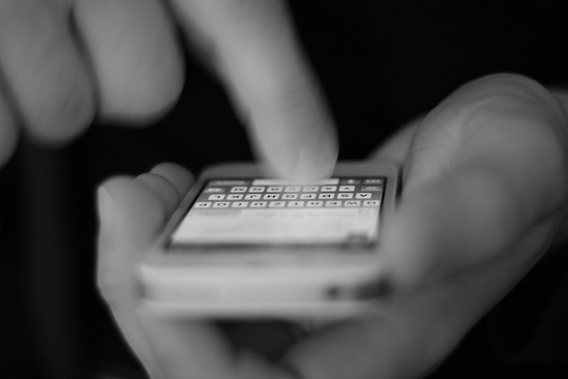 Csalók küldözgetnek SMS-eket karácsony előtt – figyelmeztetett a rendőrség